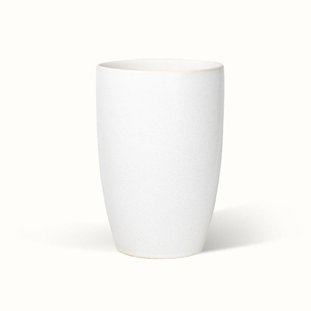 Hvid Classic-potteskjuler med glat overflade og en form, der bliver smallere mod bunden.