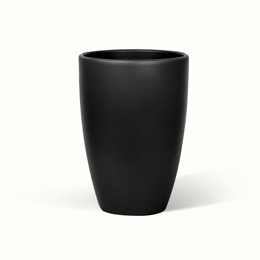 Sort Classic-potteskjuler med glat overflade og en form, der bliver smallere mod bunden.