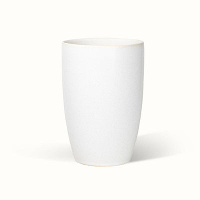 Hvid Classic-potteskjuler med glat overflade og en form, der bliver smallere mod bunden.