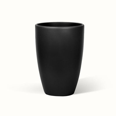 Sort Classic-potteskjuler med glat overflade og en form, der bliver smallere mod bunden.