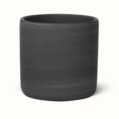 Sort Raw-potteskjuler med cylindrisk form, afrundet bund og fine, vandrette strukturer i overfladen.
